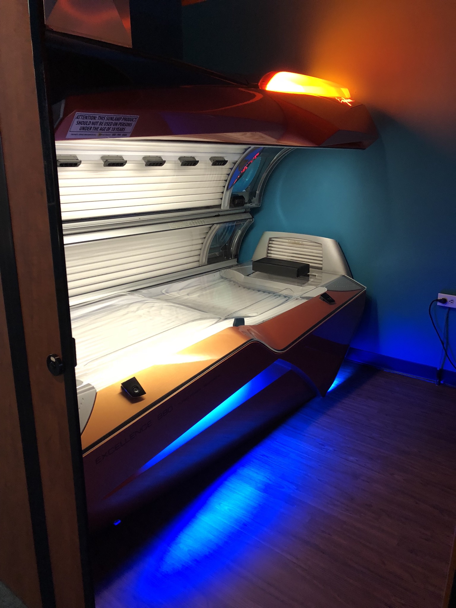  Excellence 880. Level 5 - Tanning bed - 12 minute max.
